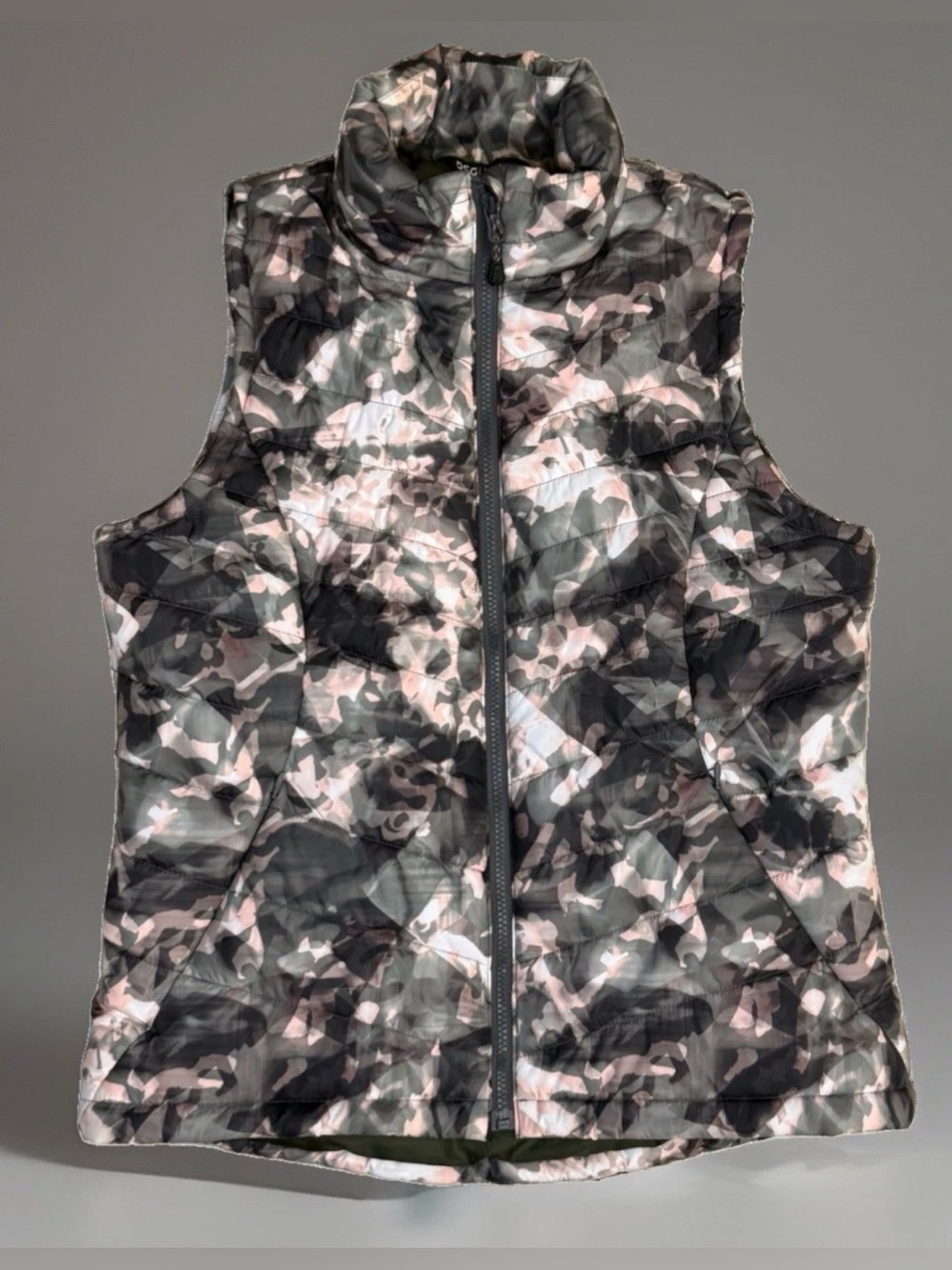 NWOT DSG Camo Quilted Puffer Vest Size M
Pink Gray Green High Neck Full Zip